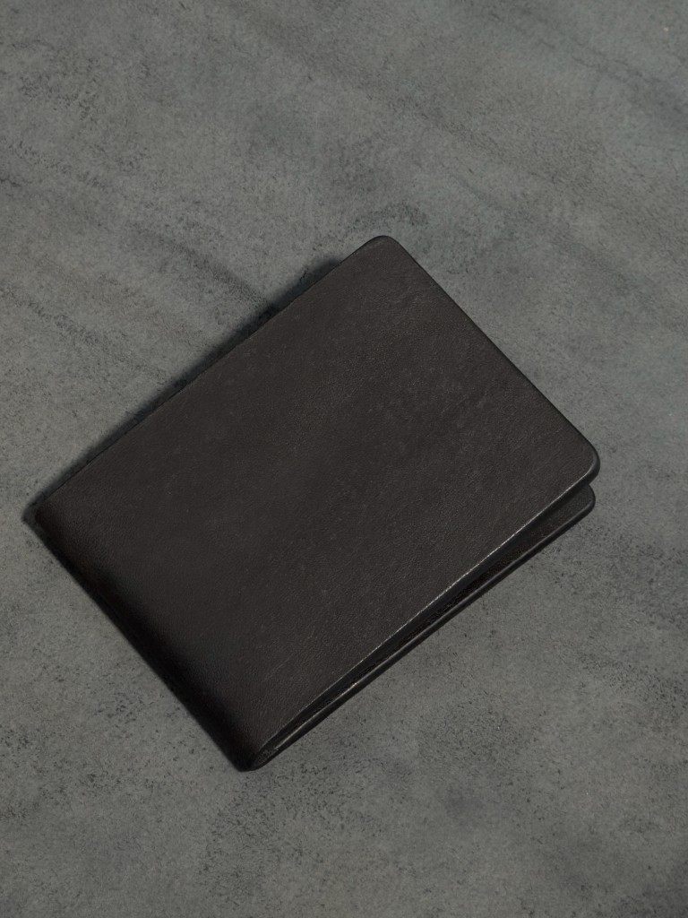 Dos Hermanos full grain leather wallet, grain and stitch detail